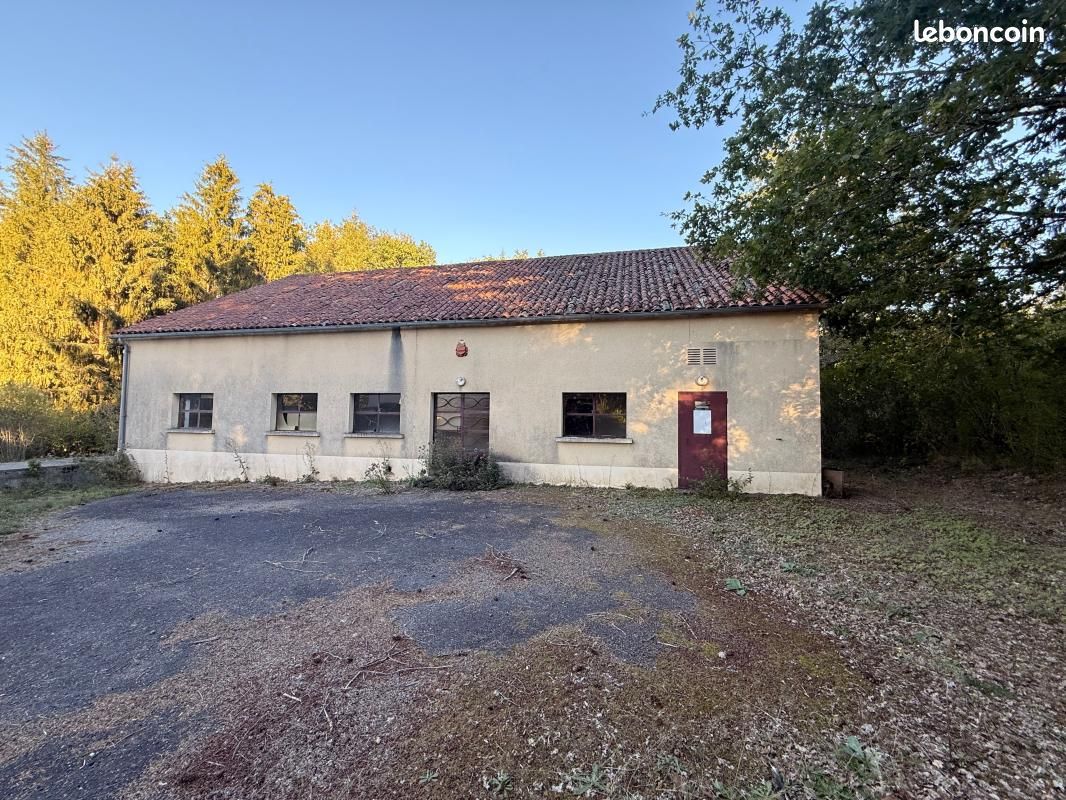 Immeuble 1 pièce 190 m² · à Rochechouart · 190 m² · 30 000 €