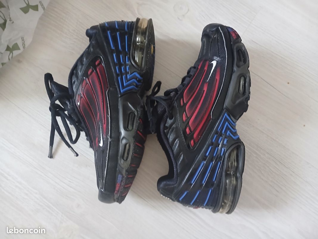 Paire de Nike Air Max Plus TN en taille 39, coloris noir / rouge / bleu (image 7)