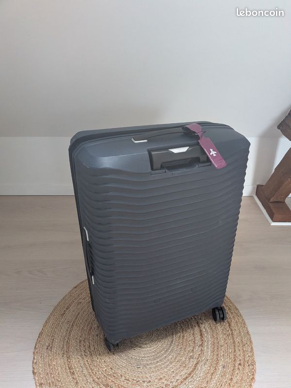 Grande Valise Souple Featherstone 75L – 4 Roues, Marine – Occasion Réparée (colle)