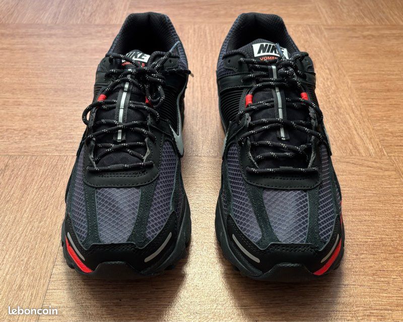 Chaussures Nike Zoom Vomero 5 Noir et Rouge (image 2)