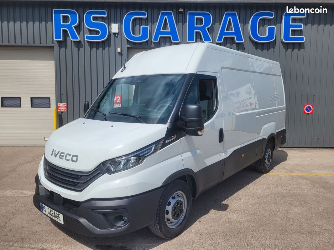 IVECO DAILY 35S18 HA8 V12 FOURGON PACK COMFORT 03 PLACES comme NEUF avec BOITE AUTO + MOTEUR 3 LITRES + CAMÉRA + RADARS + PORTES 270 DEGRÉS + SIEGE SUSPENDU + PHARES FULL LED ( Prix Vente 43 990 HT ) (image 1)
