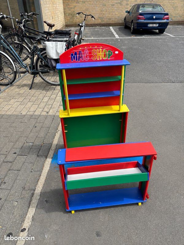 Roba Marchande En Bois – Épicerie à étagères Et Portes Coulissantes Jaunes – Comptoir + Horloge à Aiguilles Mobiles – Rouge/jaune – Jeu D'imitation Dès 3 Ans – L 81 X P 71 X H 112 Cm