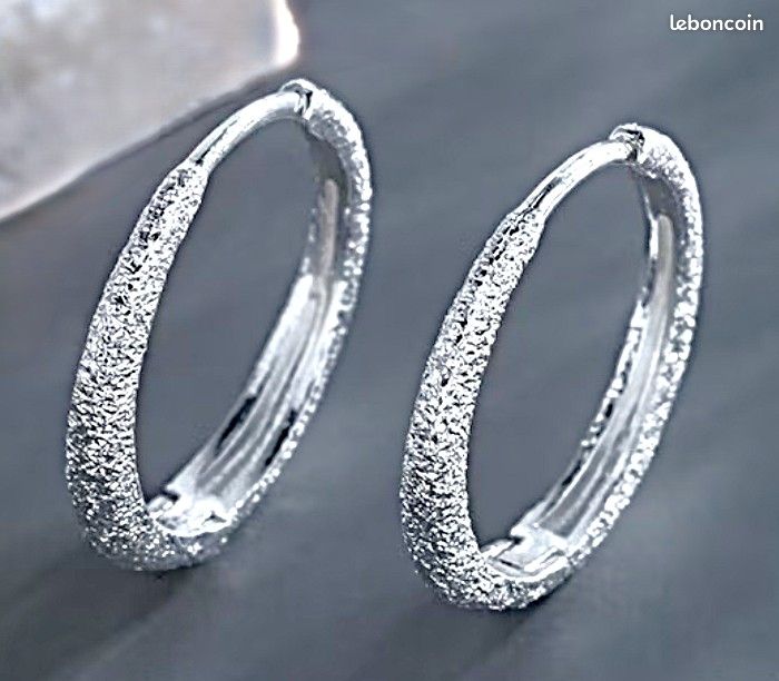 Magnifiques creoles irrisees en argent 925. Taille 2 cm de diametre. Prix negociable (image 4)