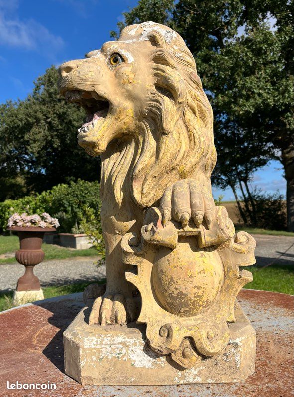 Grand lion en terre cuite de Castelnaudary du XIXème siècle pilier portail matériaux anciens décoration extérieure de château maison de maître parc jardin statue escalier sculpture fontaine terracotta (image 1)