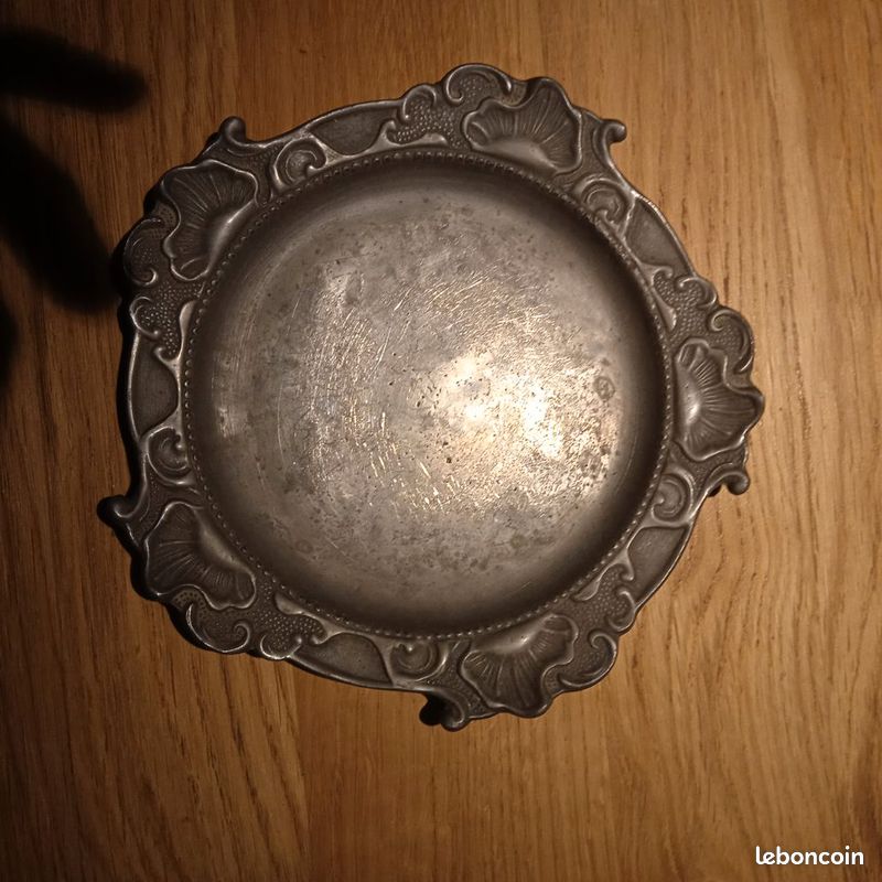 Ancien plat écuelle bol à oreilles pot couvert avec son assiette en étain Varido 1751 (image 4)
