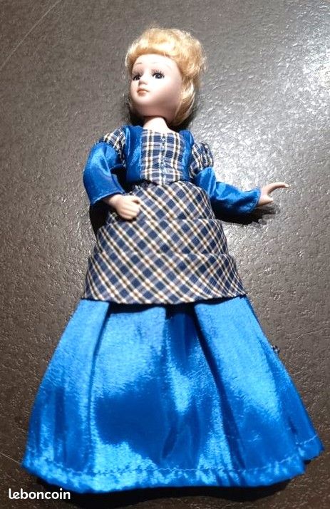 POUPÉE FOLKLORIQUE RÉGIONALE un ravissant petit couple pays de l'est