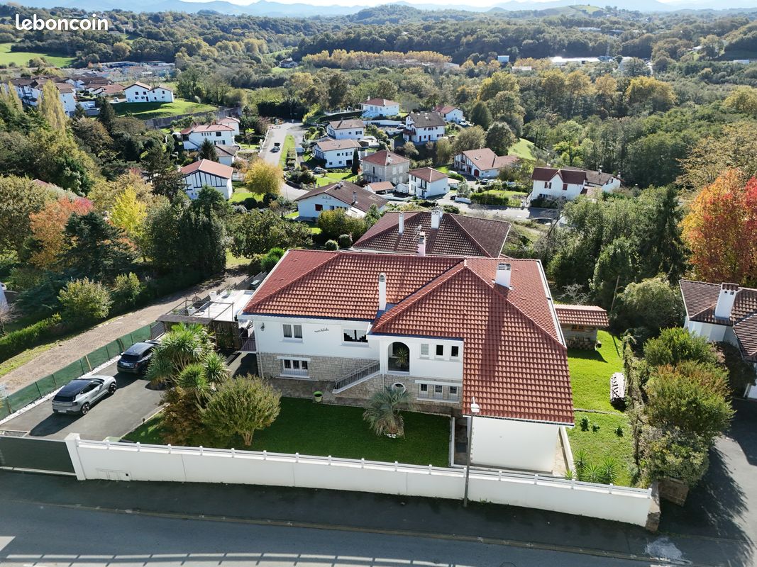 Maison 12 pièces 300 m² · à Saint-Pierre-d'Irube · 300 m² · 900 000 €