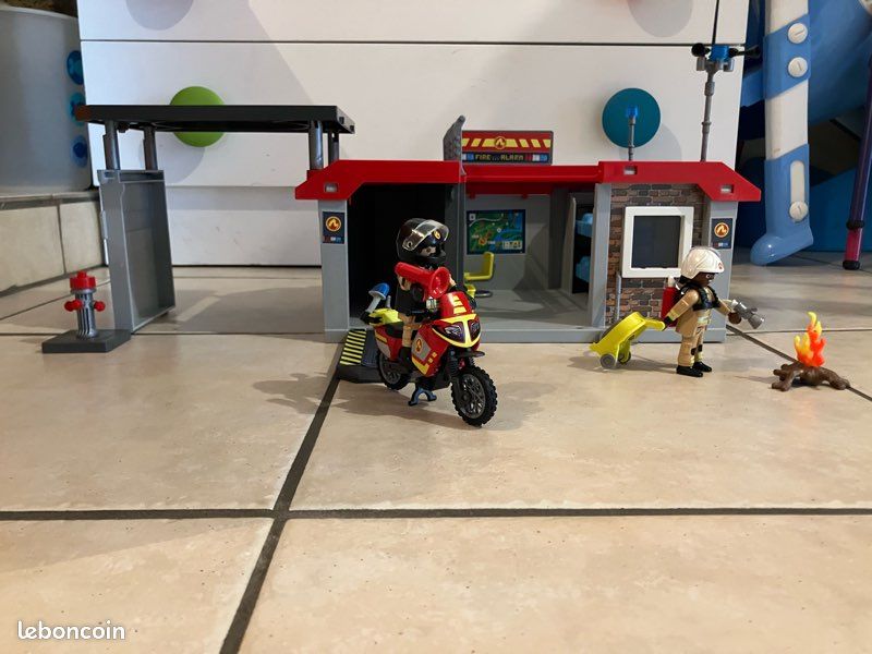 Playmobil caserne de pompier portative (71193) (image 1)