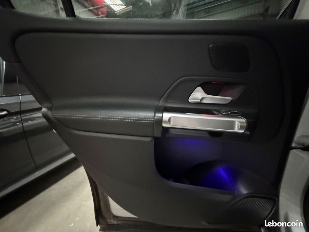 Mercedes GLB 200 d 8DCT / TOIT OUVRANT PANO / SIEGES CHAUFFANTS AV / GRAND ECRAN / CAMERA RECUL / 7 PLACES (image 28)