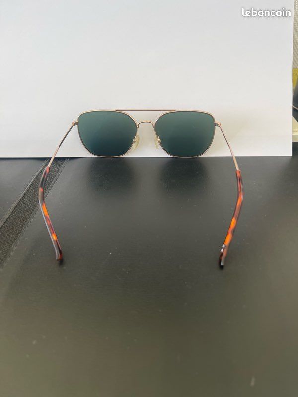 Une paire de lunettes de soleil (image 3)