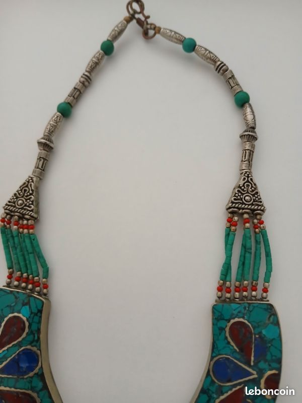 Collier Bohème Fait Main - Turquoise Tibétaine, Plaque Gravée Laiton Argenté - Longueur 18 Pouces - Neuf Sans Emballage