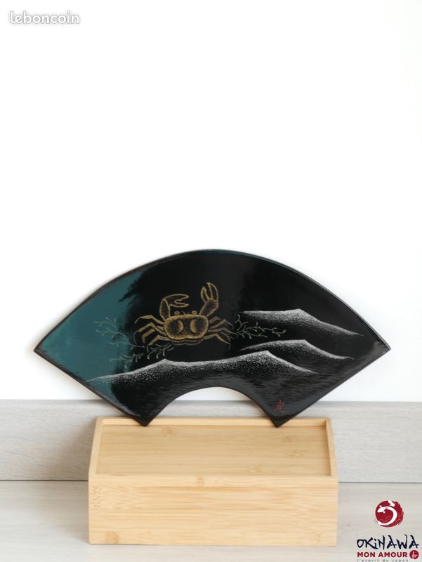 Plateau en bois utilisable pour la cérémonie du thé en laque Ryukyu et technique Maki-E - Crabe (image 1)
