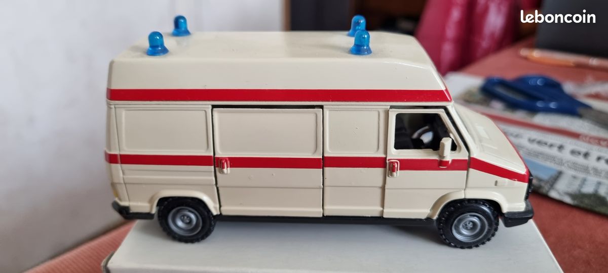 Camion pompier Peugeot j7c ar guérin 1/43 ixo - Collection