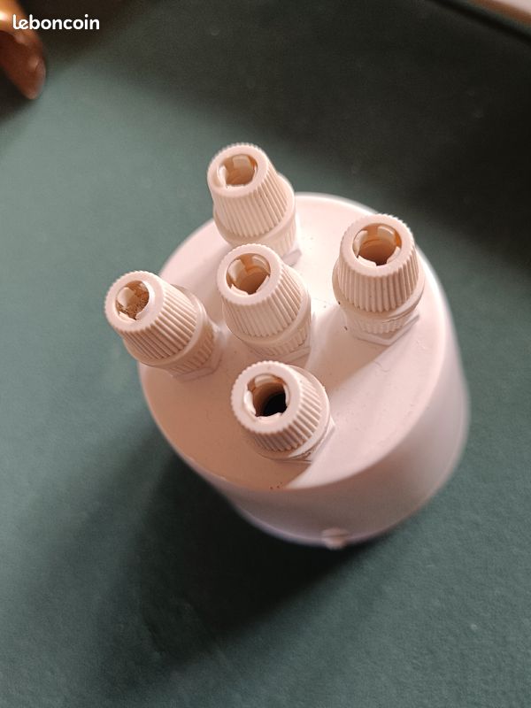 Cache fil ou adaptateur électrique (image 1)