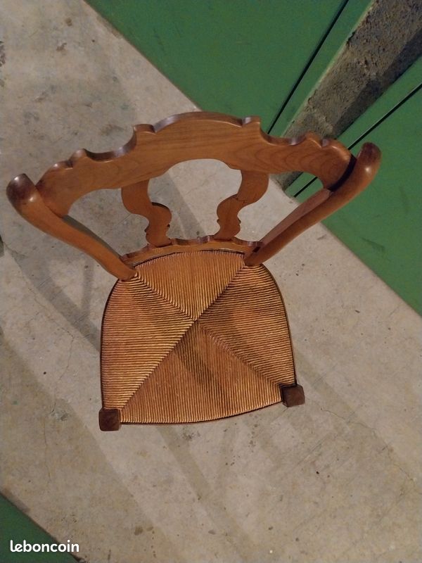 4 chaises anciennes en hêtre. Paillage en très bon état (image 2)