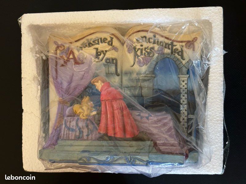 Figurine Disney Showcase Collection La Belle au Bois Dormant Enchanted Kiss Enesco (image 1)