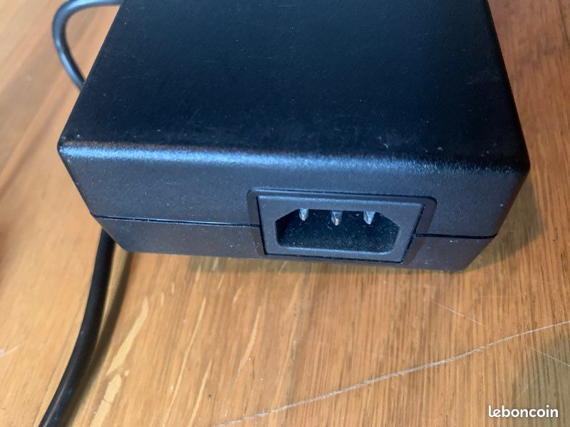 AC/DC Adapter Delta electronics 19V 9.5A output (image 2)