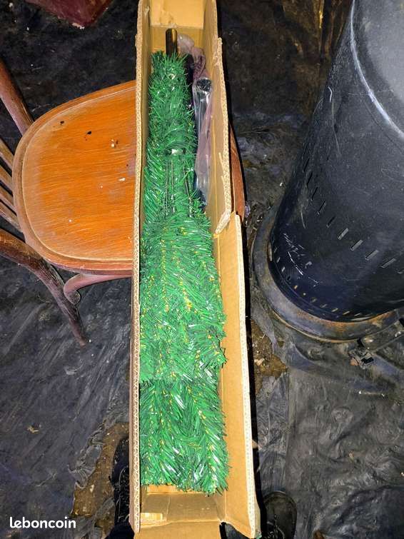 ZEYUAN Demi Sapin De Noël Artificiel Avec Support Noir 120 Cm PVC,Sapin De Noel Artificiel,Cônes De Noël