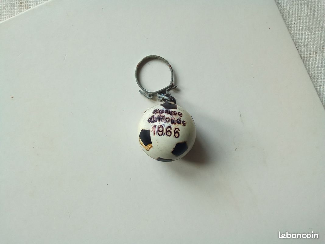 Ancien porte clé clef collection automobile station service ballon Mobil 1966 (image 3)