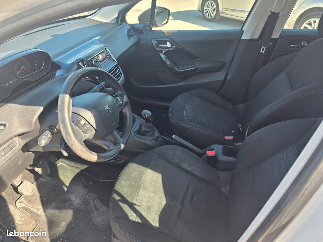 Peugeot 208 1.6 ehdi pack clim (image 9)