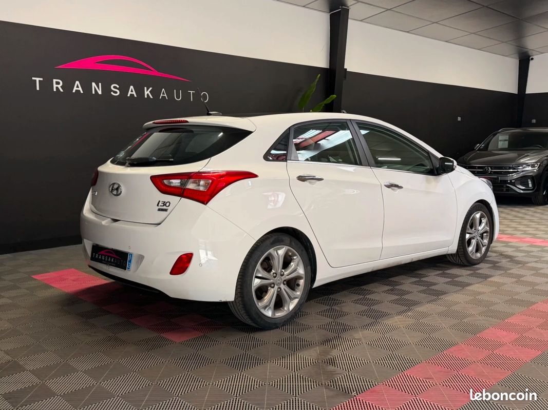 HYUNDAI i30 1.6 CRDi 128 Pack Premium TOIT OUVRANT / SIEGES CHAUFFANTS (image 3)