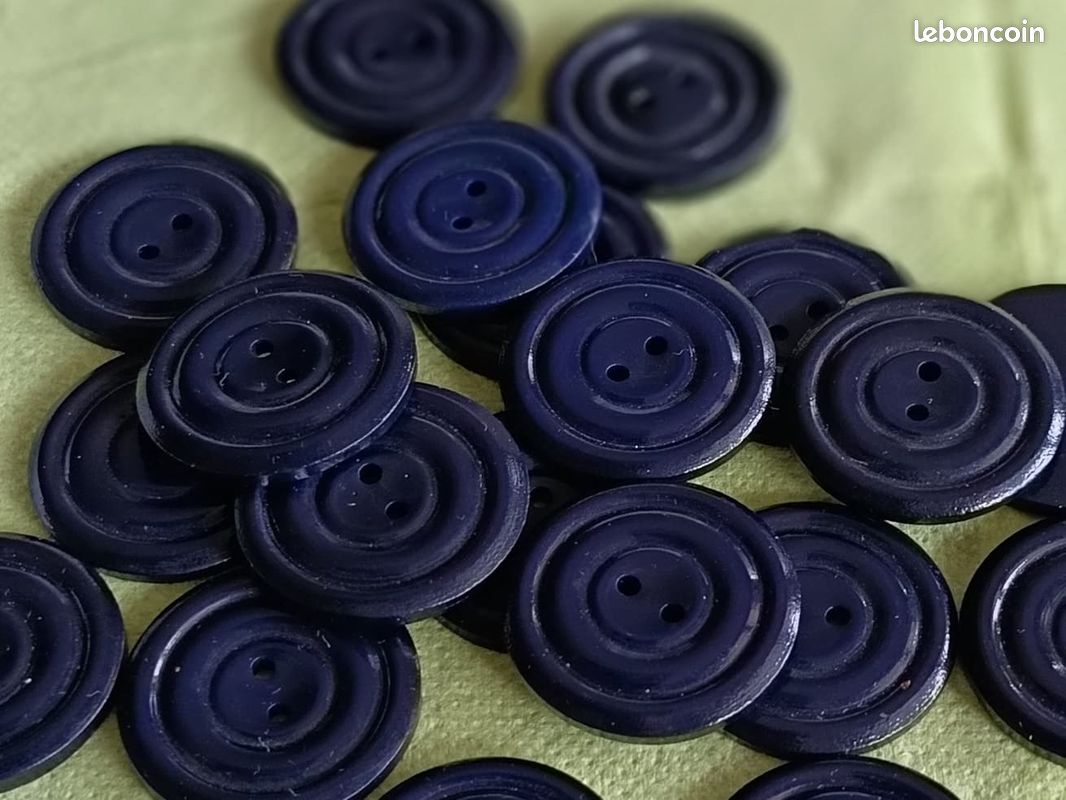 Lot De 9 Boutons Vintage Noirs En Plastique - Diamètre 25,5 à 28 Mm - Fabriqué En France