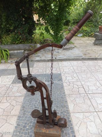Bouchonneuse Ancienne En Fonte – Circa 1940 – Pour Bouteilles De Vin – Outil De Cave