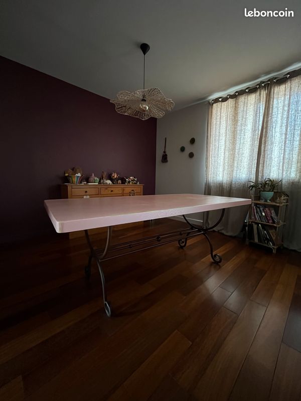 Table à manger en bois peint et pied en fer forgé (image 4)