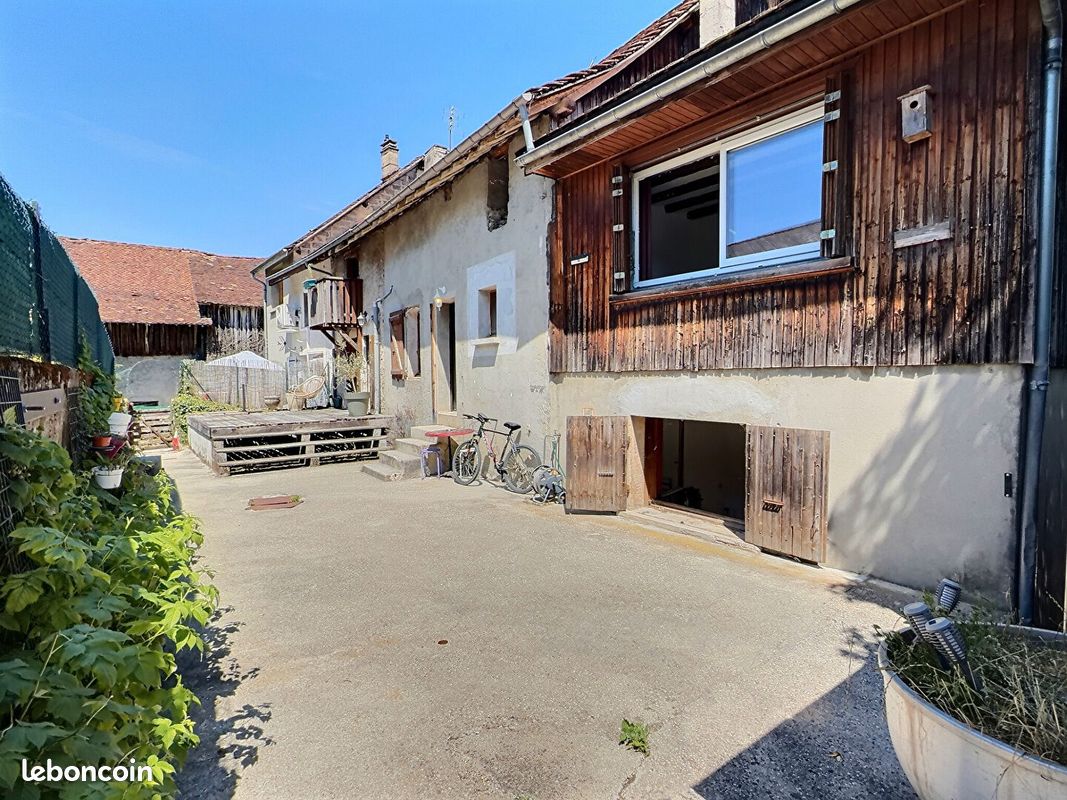 Immeuble 8 pièces 230 m² · à Saint-Laurent-du-Pont · 230 m² · 179 000 €