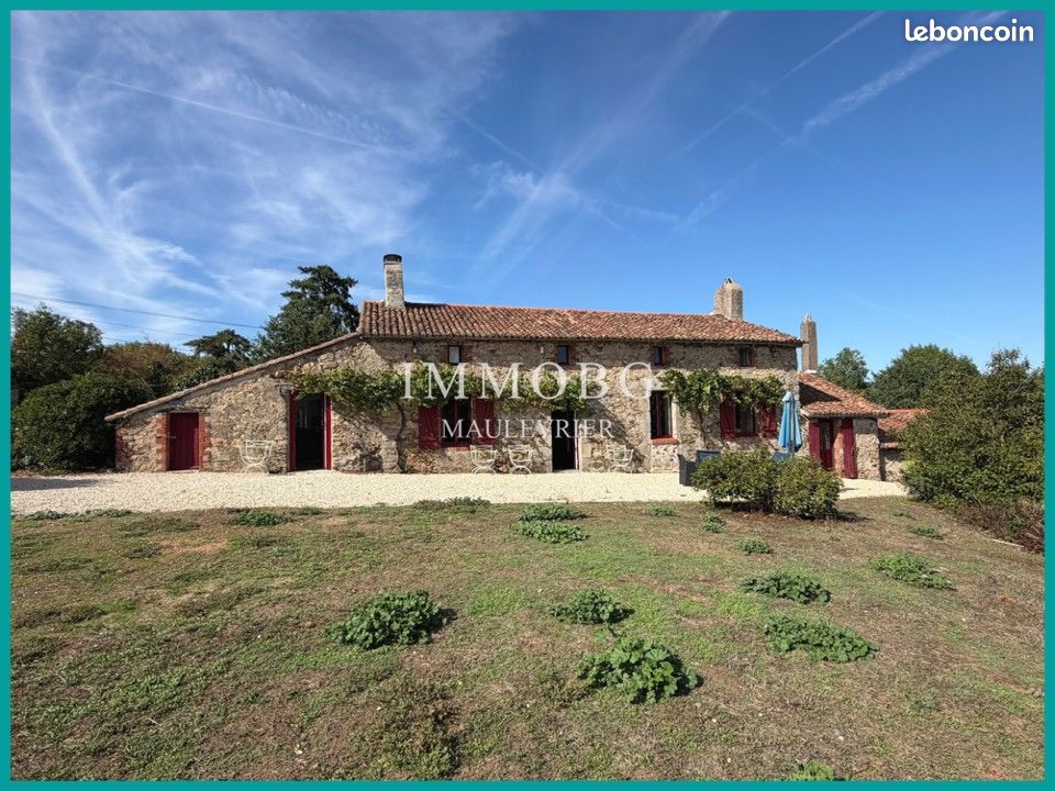 Maison 9 pièces 230 m² · à Yzernay · 230 m² · 561 600 €