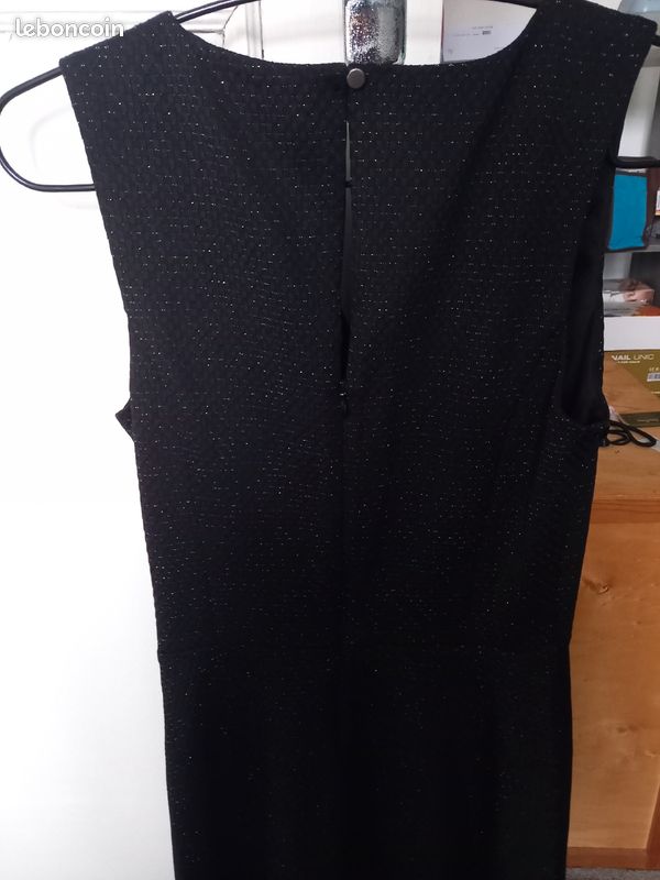 Robe noir qui brille un peu (image 1)