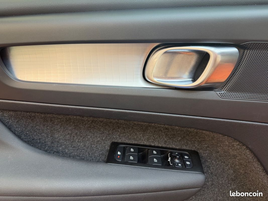 Volvo XC40 T5 261Ch Plug in Hybrid Inscription Business - 2EME MAIN / HISTORIQUE COMPLET / TOIT OUVRANT PANORAMIQUE / CARPLAY / CAMERA DE RECUL / COFFRE ELECTRIQUE (image 24)