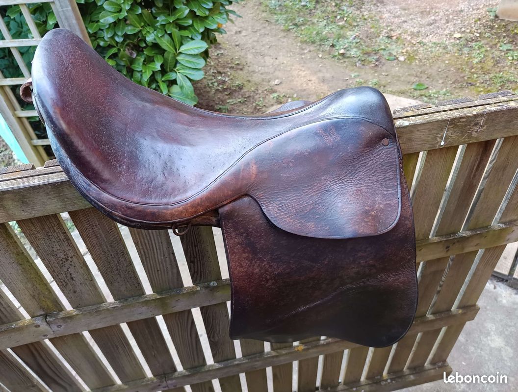 Selle anglaise faite main en cuir écologique noir (17 pouces