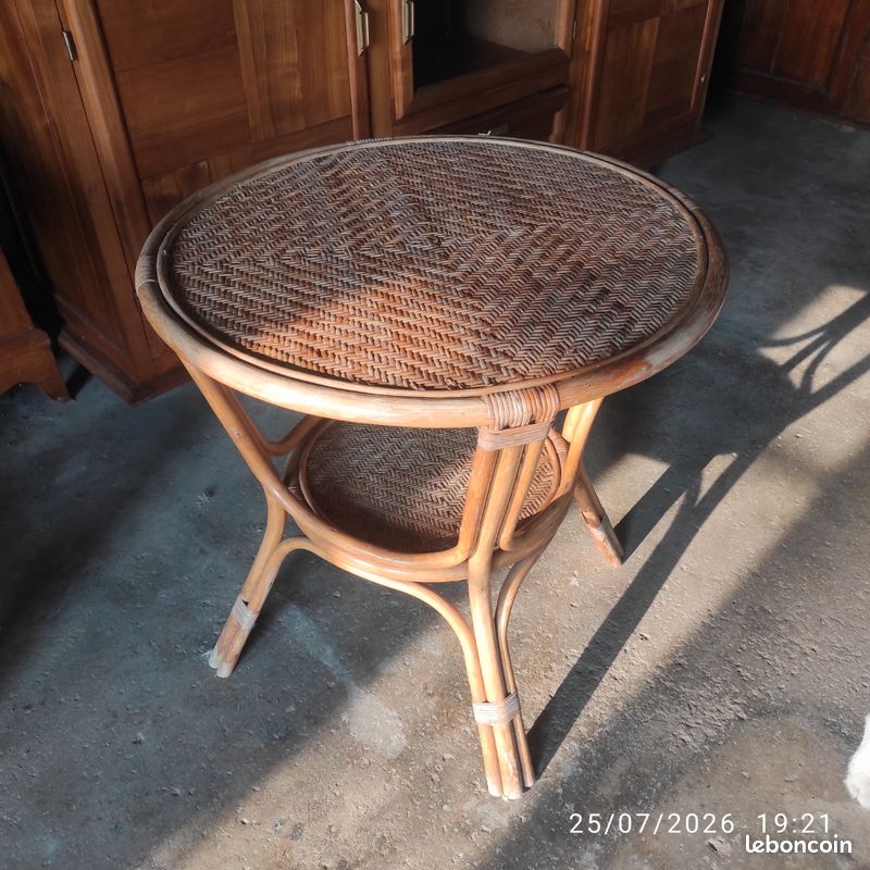 Table ronde en rotin double plateau (image 1)