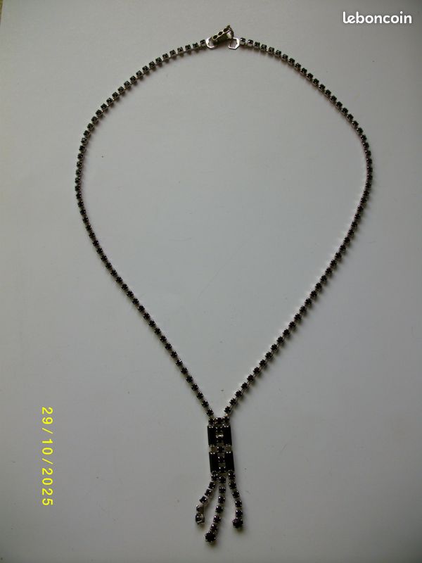 Collier fantaisie vintage signé GM – cabochon noir et strass - Montres & Bijoux
