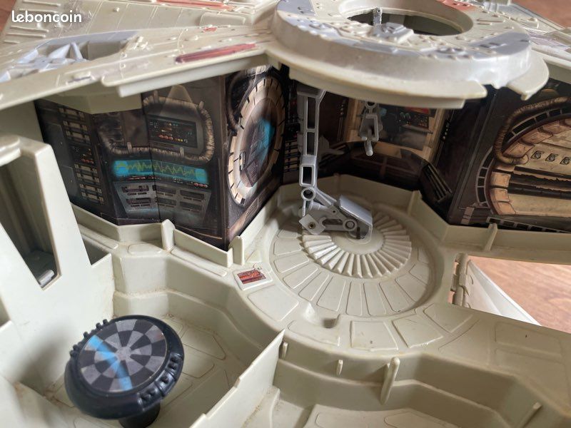 Kit de construction 4D du Faucon Millénaire - Star Wars | Elbenwald