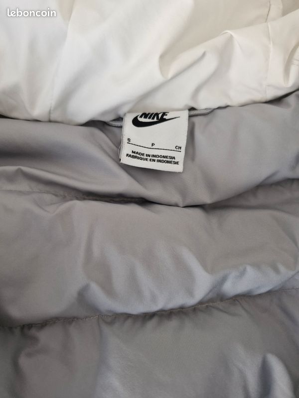 Très belle doudoune Nike acheté chez Nike blanche et grise taille s enfant très bonne état (image 5)