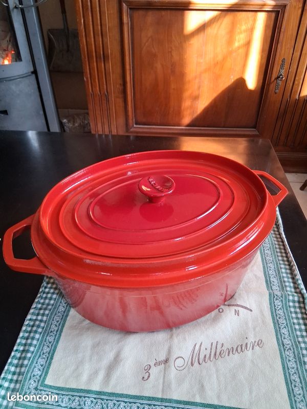Test de la cocotte ovale invicta 33 cm en fonte émaillée noire