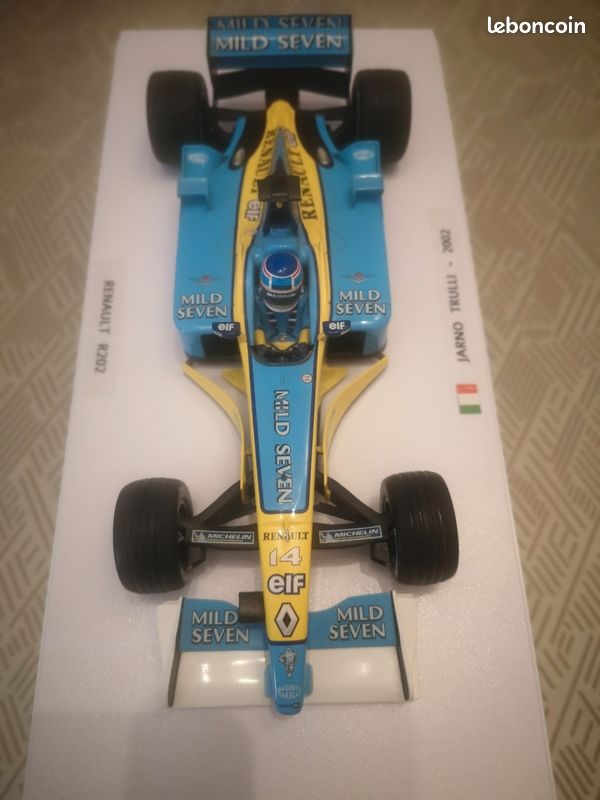 RENAULT F1 TEAM R202 2002 J. BUTTON UNIVERSAL HOBBIES Collection M6 1:43
