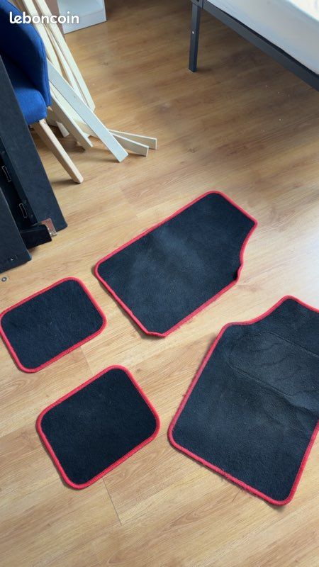Tapis sport avec surpiqûre rouge (image 1)