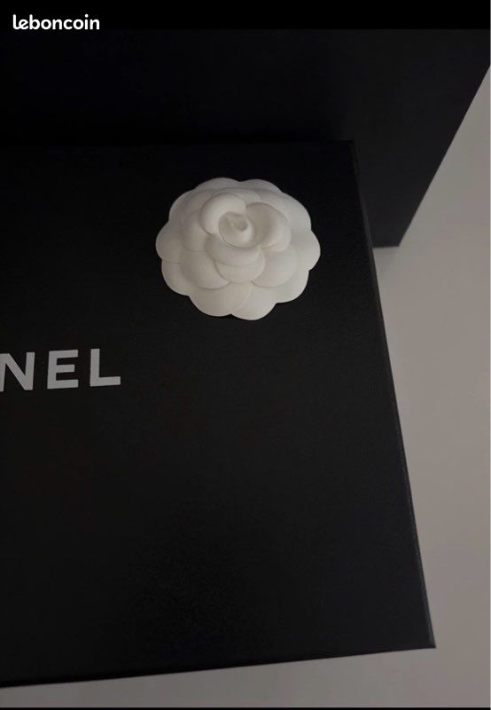 Boite es sac cartonné camelia ruban chanel (image 2)