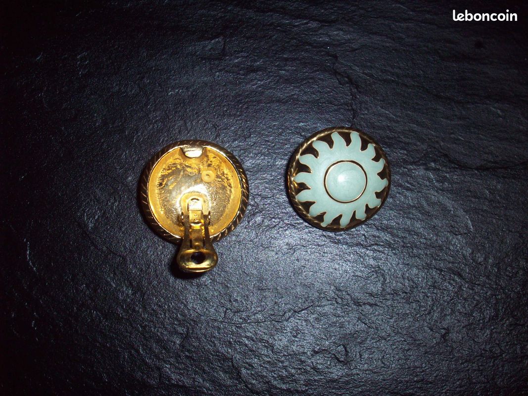 Boucles d'oreilles cabochon bombé doré avecmotif de Soleil en émail bleu clair nacré Vintage (image 3)