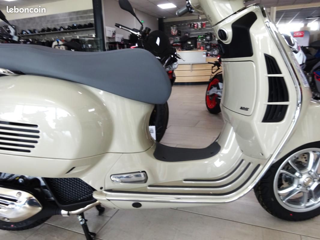 Piaggio VESPA GTS 125 GRIS / 600 Euros D'ACCESSOIRES D'ORI (image 5)
