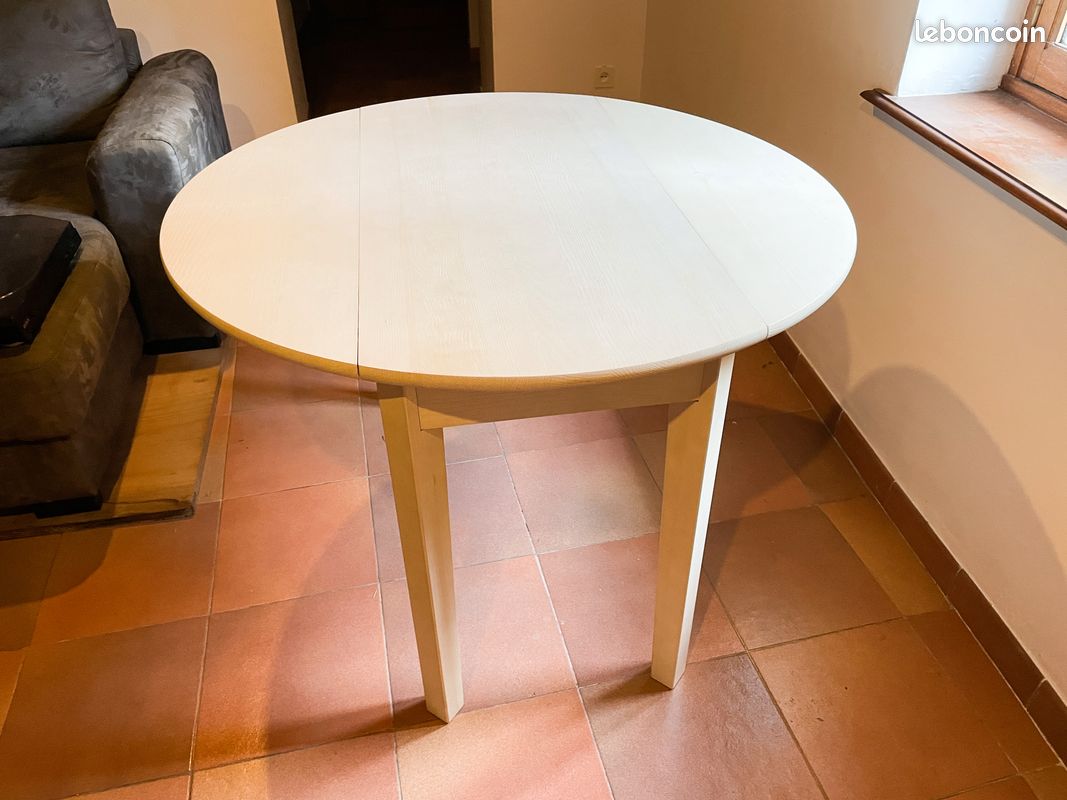 Table ronde à rallonges en bois massif cérusé blanc diamètre 110 cm (image 1)
