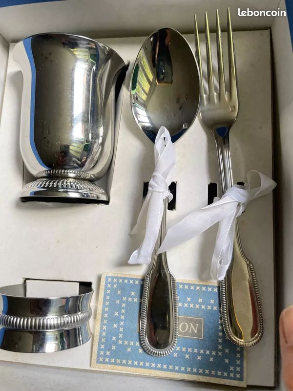 Lot Enfant Métal Argenté : Cuillère, Fourchette, Rond De Serviette Et Tasse à Lait