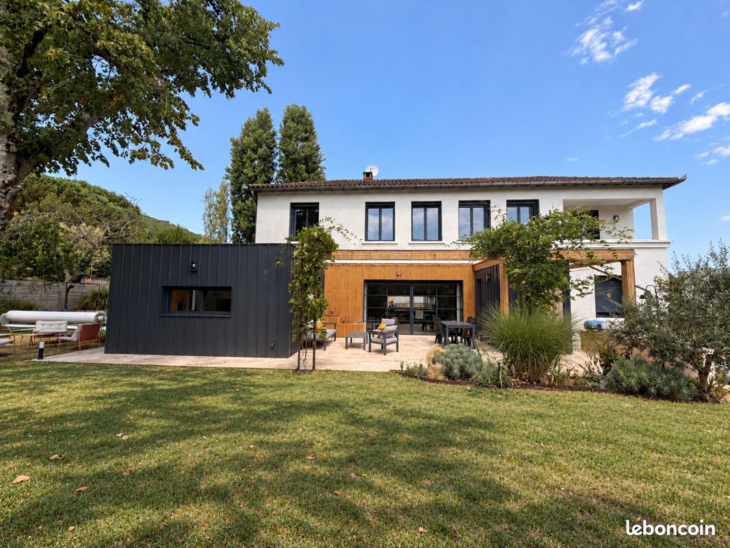 Maison 8 pièces 244 m² · à Cahors · 244 m² · 550 000 €