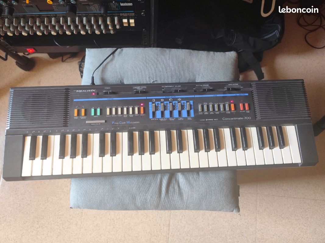 Realistic 700 concertmate + baguettes batterie (image 1)