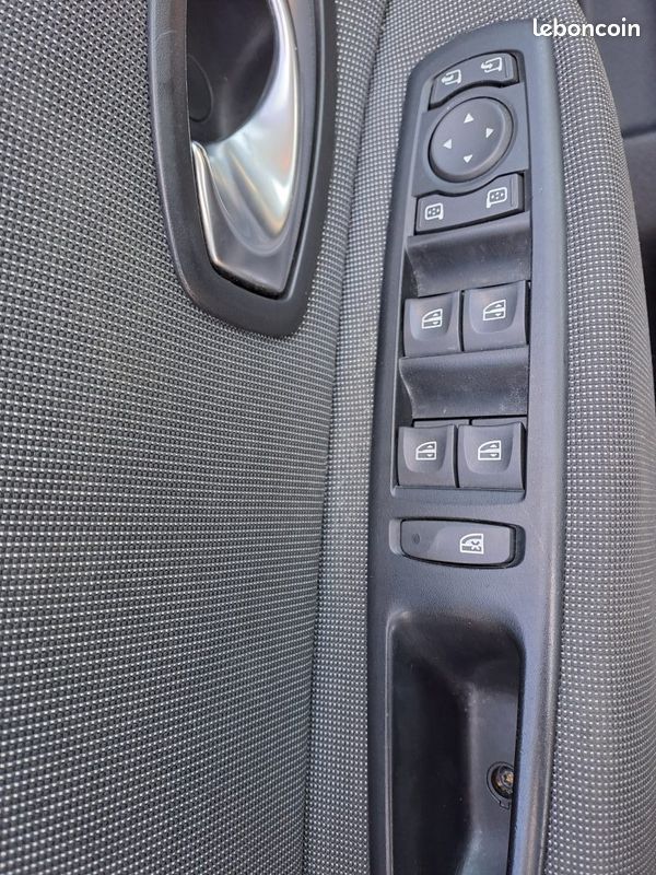 Renault megane scenic 1.5 dci 110ch fap bose 2012 (image 10)