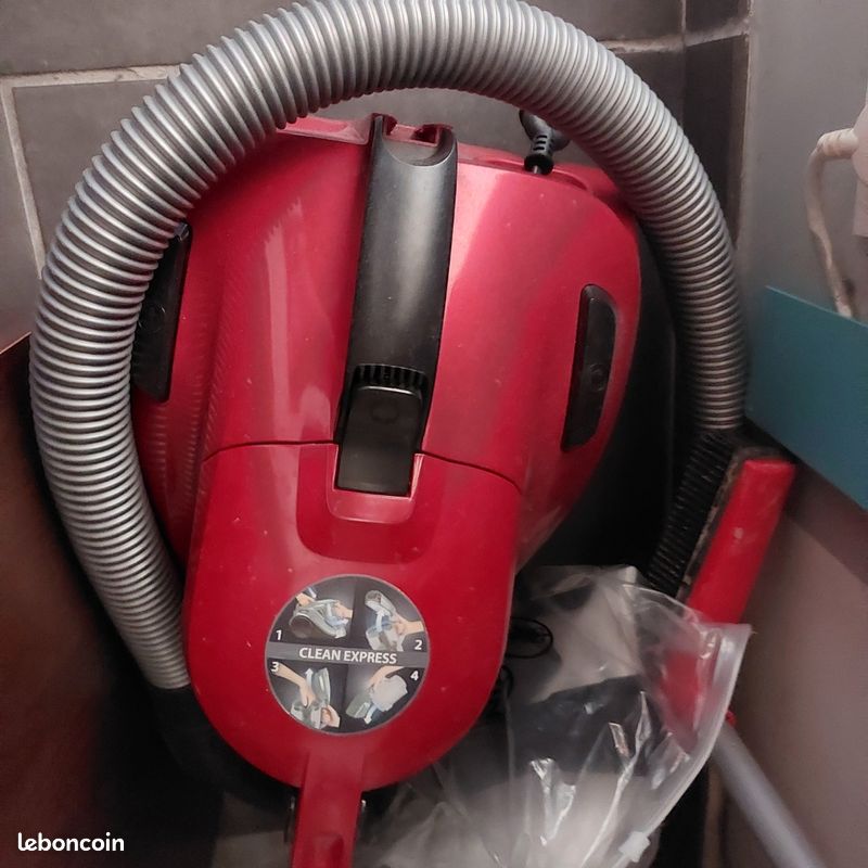 Aspirateur Rowenta Compact – Rouge – Filaire Avec Sac – Très Peu Servi