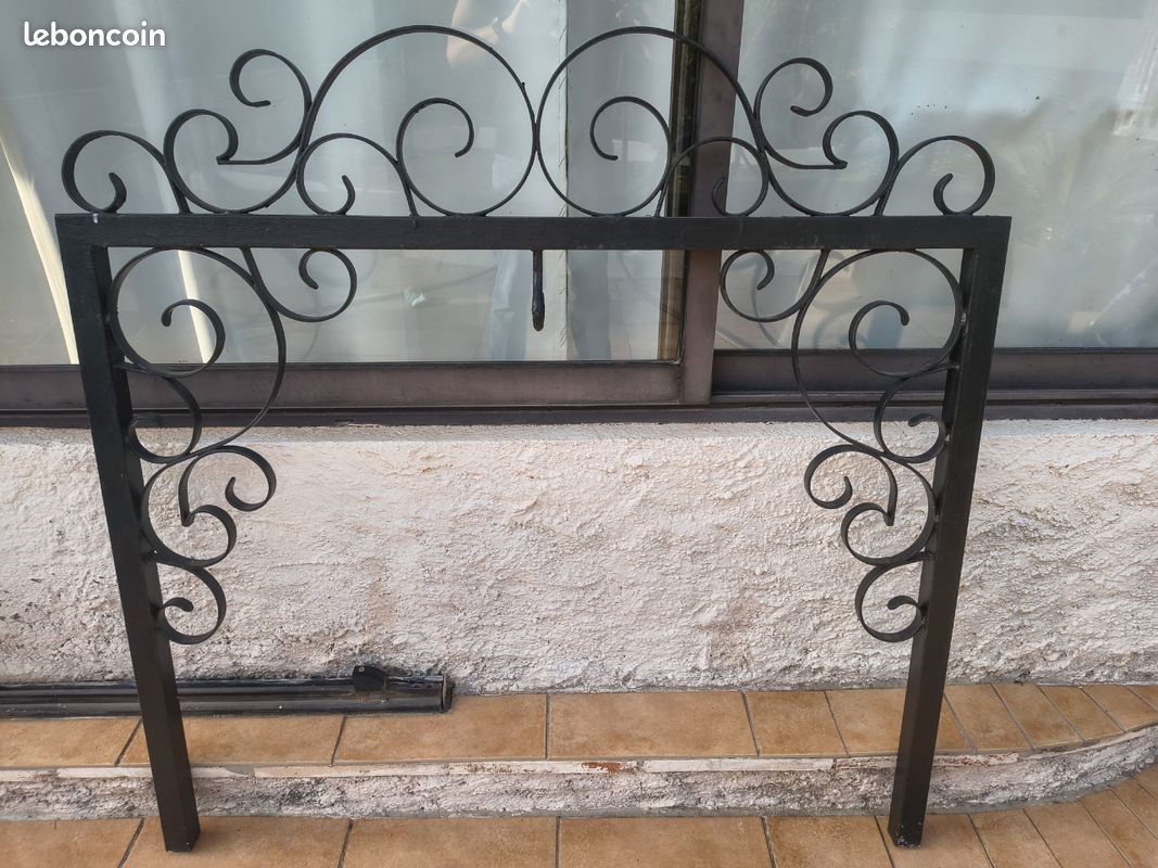 Arche en fer forgé avec seau (image 3)